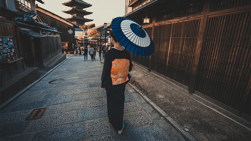 Belle femme japonaise marchant dans le village