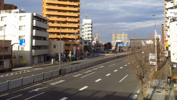 Voitures circulant sur la voie de gauche de la route nationale 6 à Katsushika, Tokyo