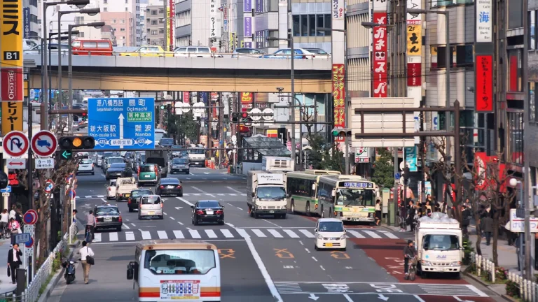Des voitures qui roulent à gauche au Japon