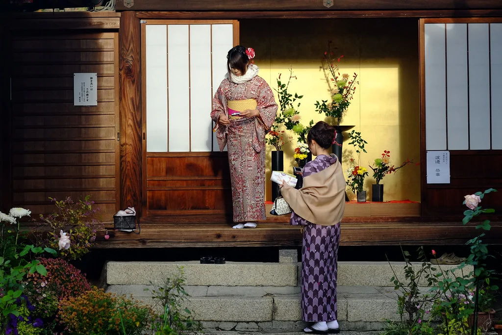 Promenade en kimono dans un temple