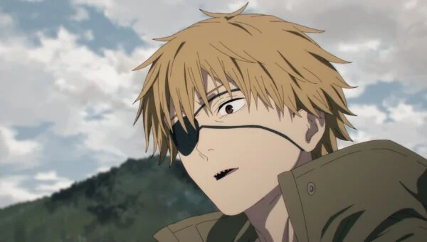 Denji, un bandeau sur l’œil et une veste kaki, dans l’épisode 1 de Chainsaw Man