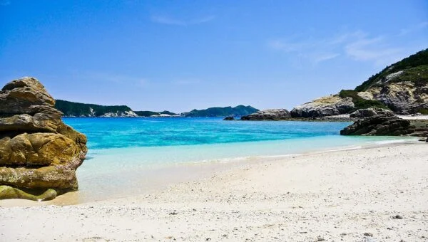 Plage de sable blanc et eau turquoise dans les îles Kerama, à Okinawa