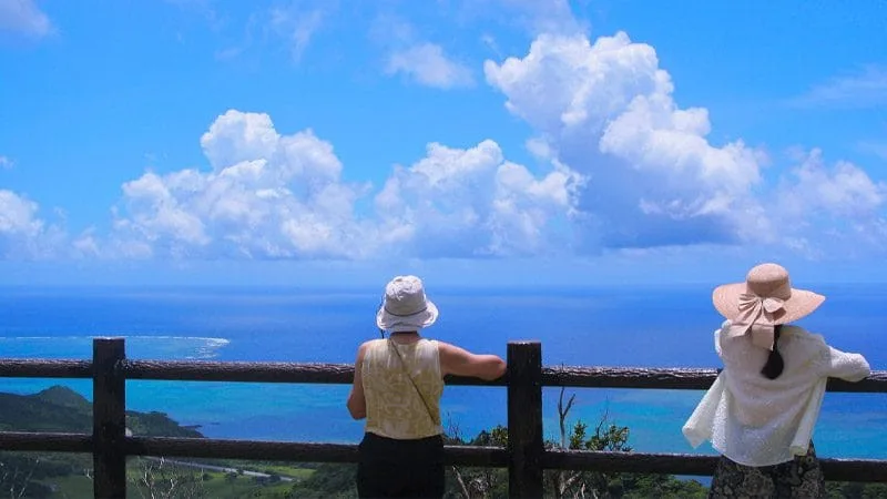 Deux Japonais qui contemplent un panorama paradisiaque à Okinawa
