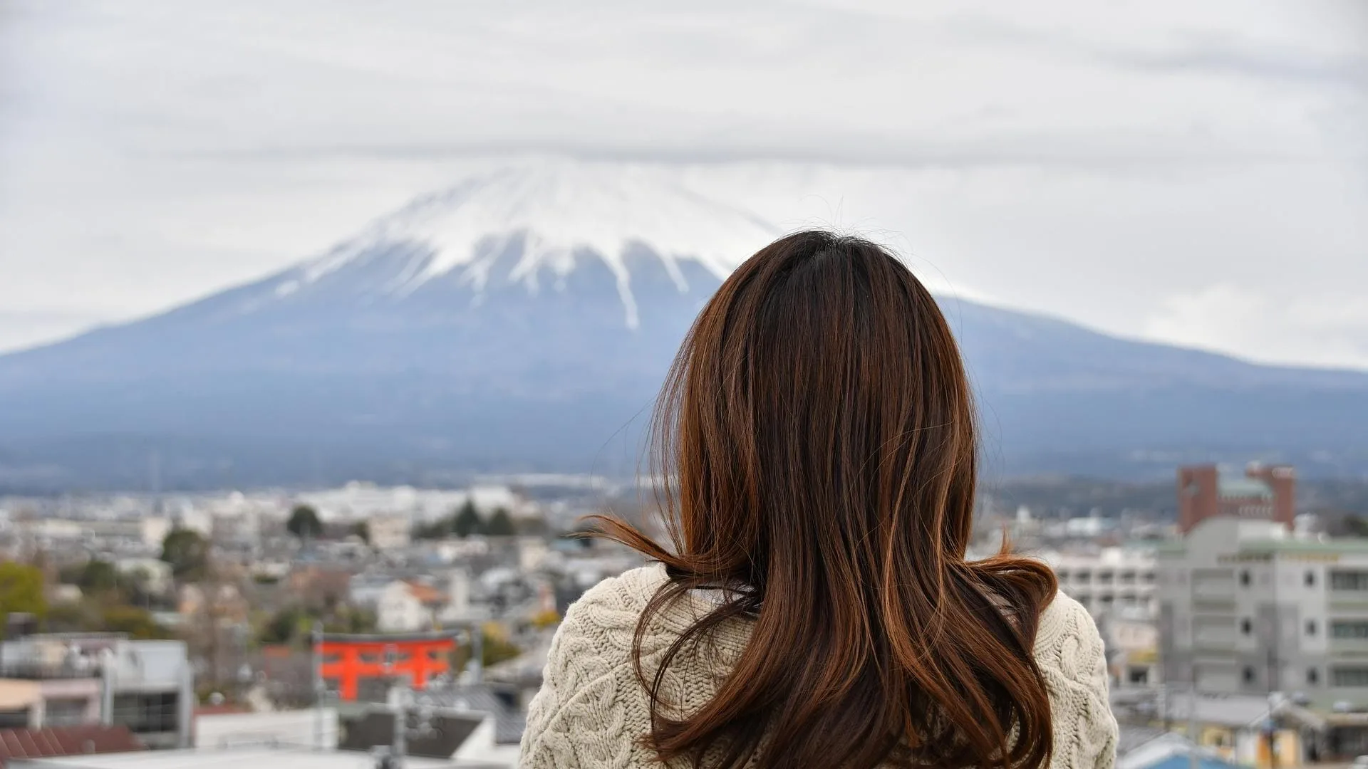 Une femme devant le mont Fuji au Japon