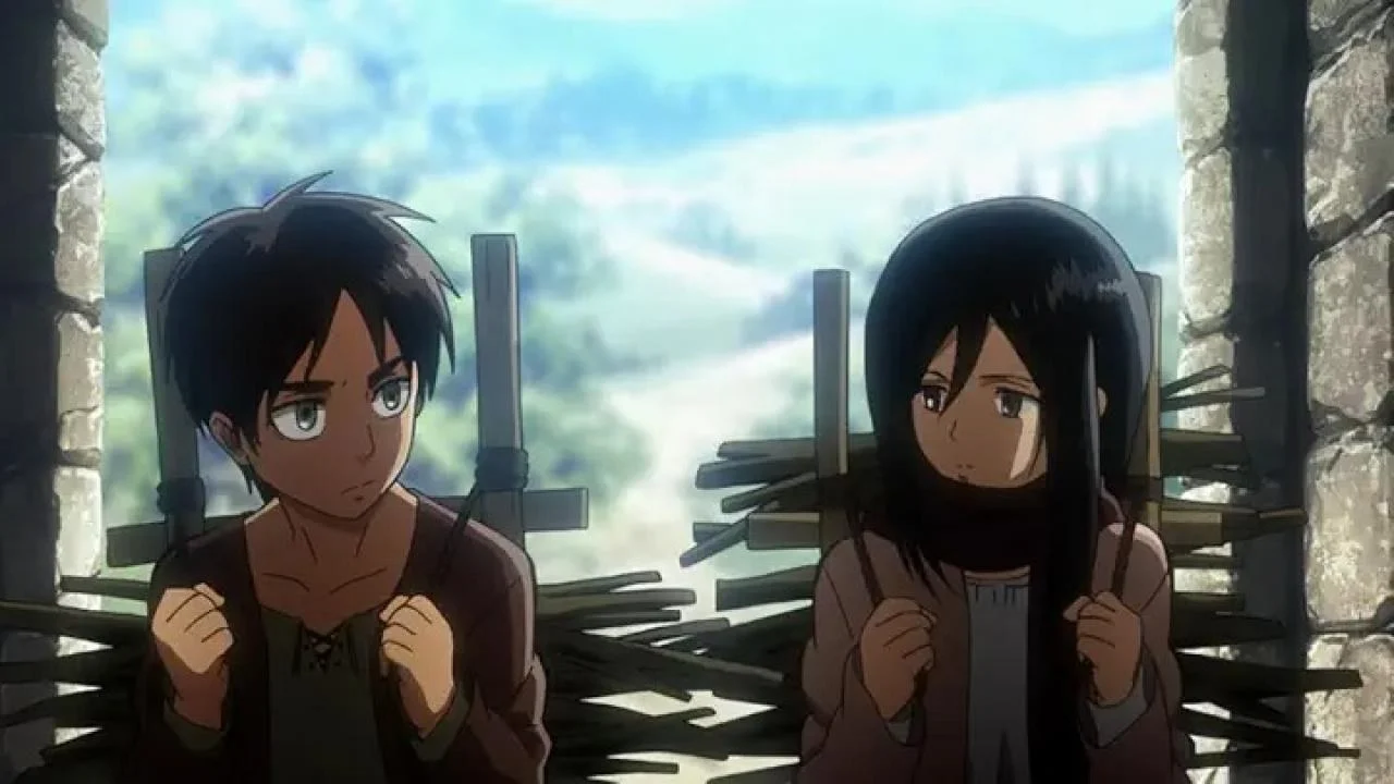 Eren et Mikasa enfants portent des fagots de bois dans le premier épisode de L'Attaque des Titans