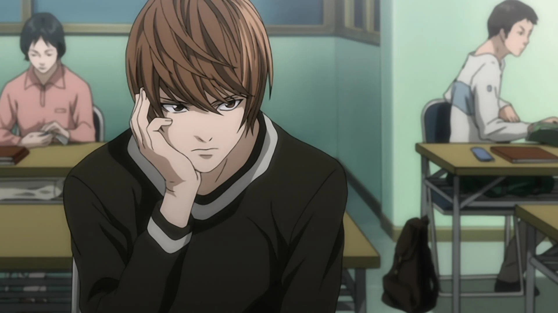 Light Yagami s'ennuie en classe, la joue posée sur la main, dans le premier épisode de Death Note