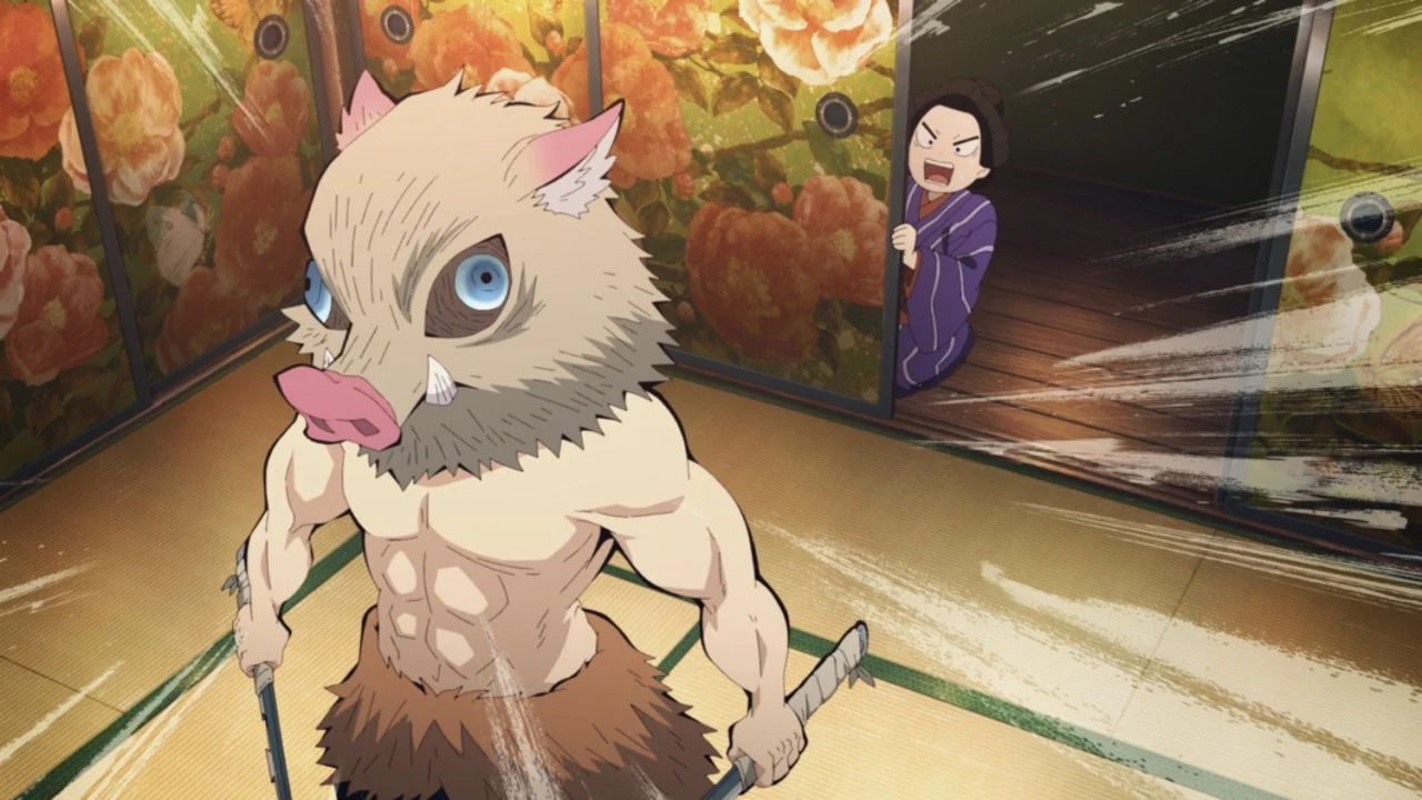 Inosuke, coiffé de sa tête de sanglier, fonce dans un couloir de maison close dans l'arc du Quartier des plaisirs de Demon Slayer