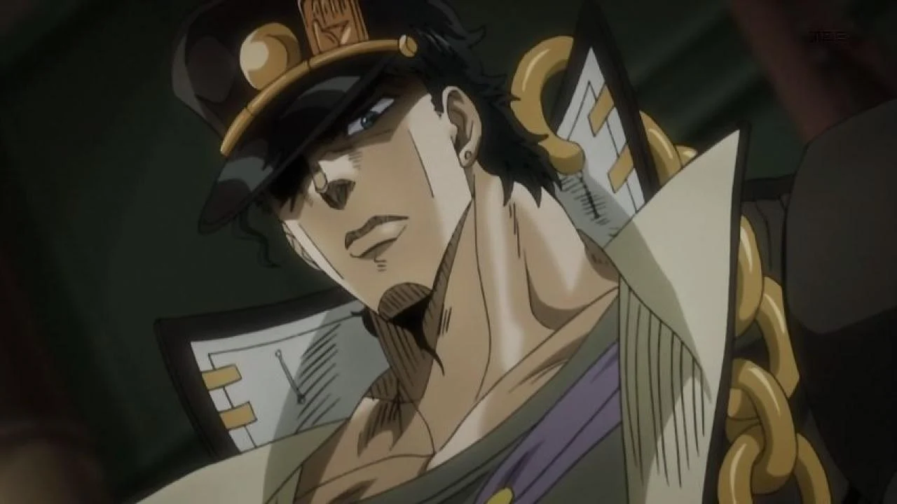 Jotaro Kujo, casquette et chaîne dorée, dans l'épisode 15 de JoJo's Bizarre Adventure: Stardust Crusaders