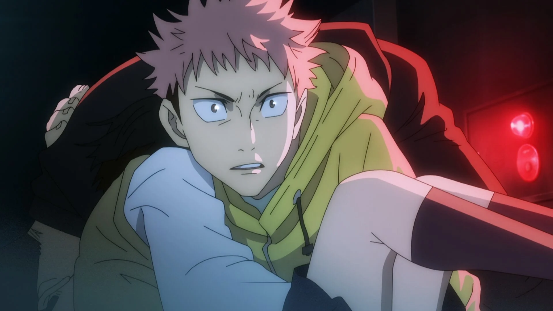 Yuji Itadori porte un camarade sur son dos et fonce dans un couloir sombre dans le premier épisode de Jujutsu Kaisen