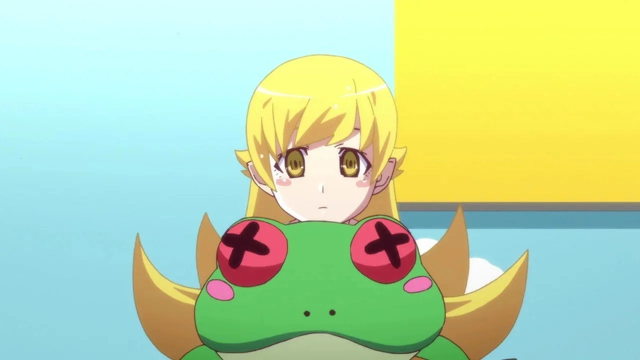 Shinobu Oshino, petite vampire blonde, derrière une peluche grenouille dans Monogatari