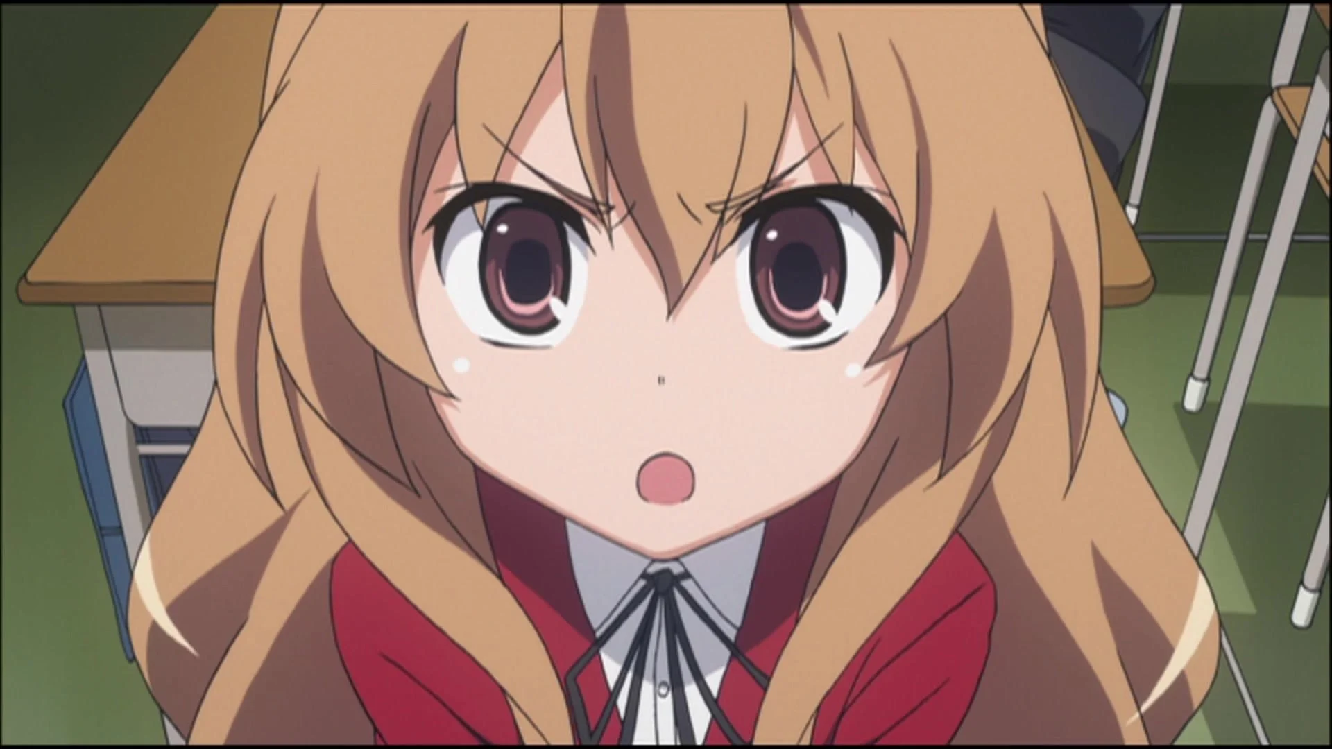 Taiga Aisaka, l'air surpris, en uniforme scolaire dans Toradora!