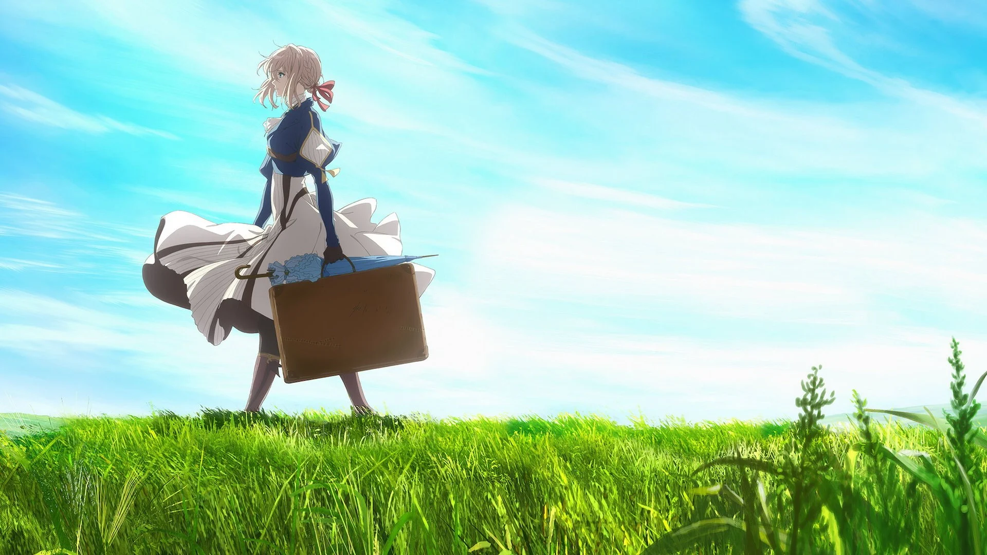 Violet Evergarden marche dans une prairie verte, sa valise à la main