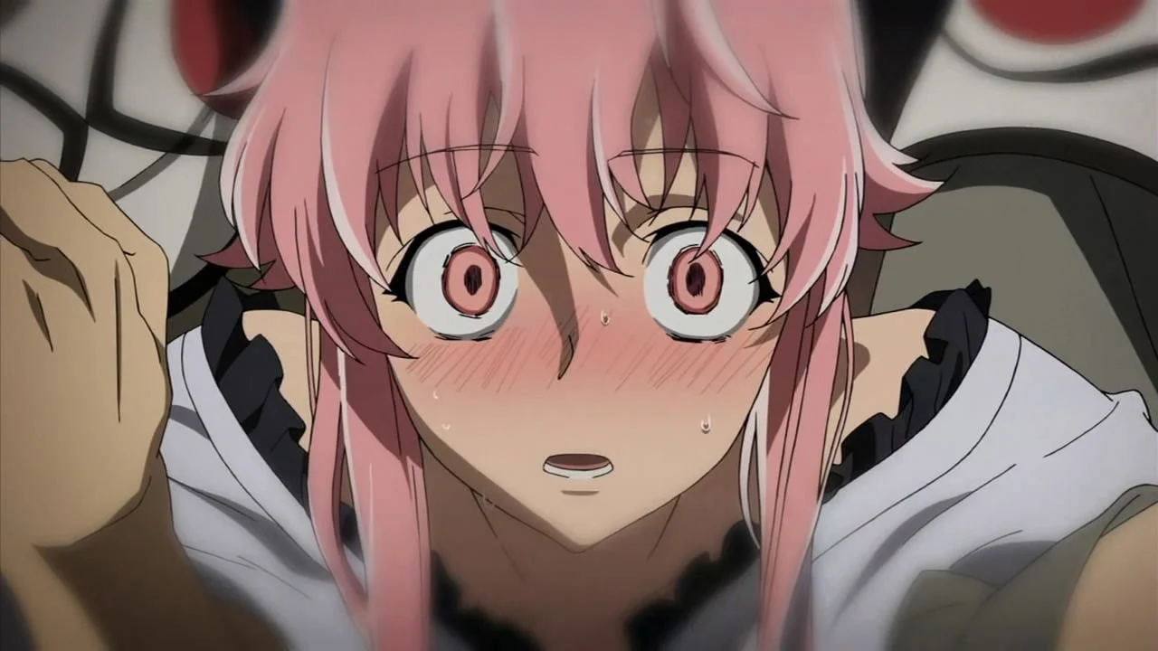 Yuno Gasai, rougissante, le regard fixe et inquiétant, dans Mirai Nikki