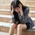 Femme japonaise qui se tient la tête