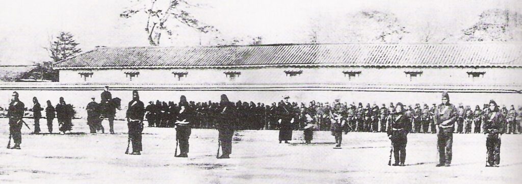 Une photographie de 1868 montrant les troupes japonaises de Tokugawa Bakufu en train d'être formées par la Mission militaire française au Japon. Source : Wikipédia