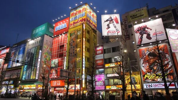 L'avenue principale d'Akihabara, à Tokyo, de nuit, bordée d'enseignes lumineuses