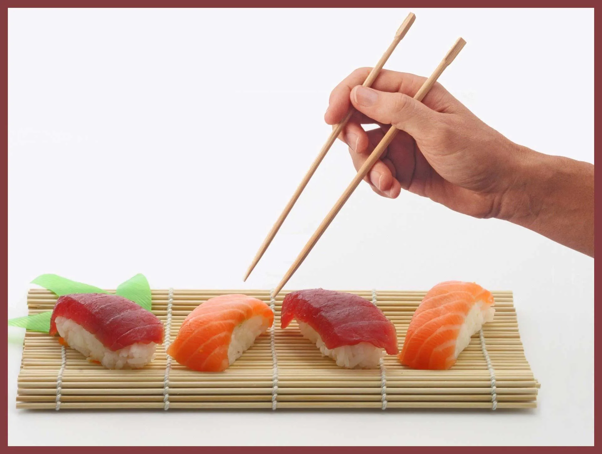 Des baguettes japonaises et des sushis