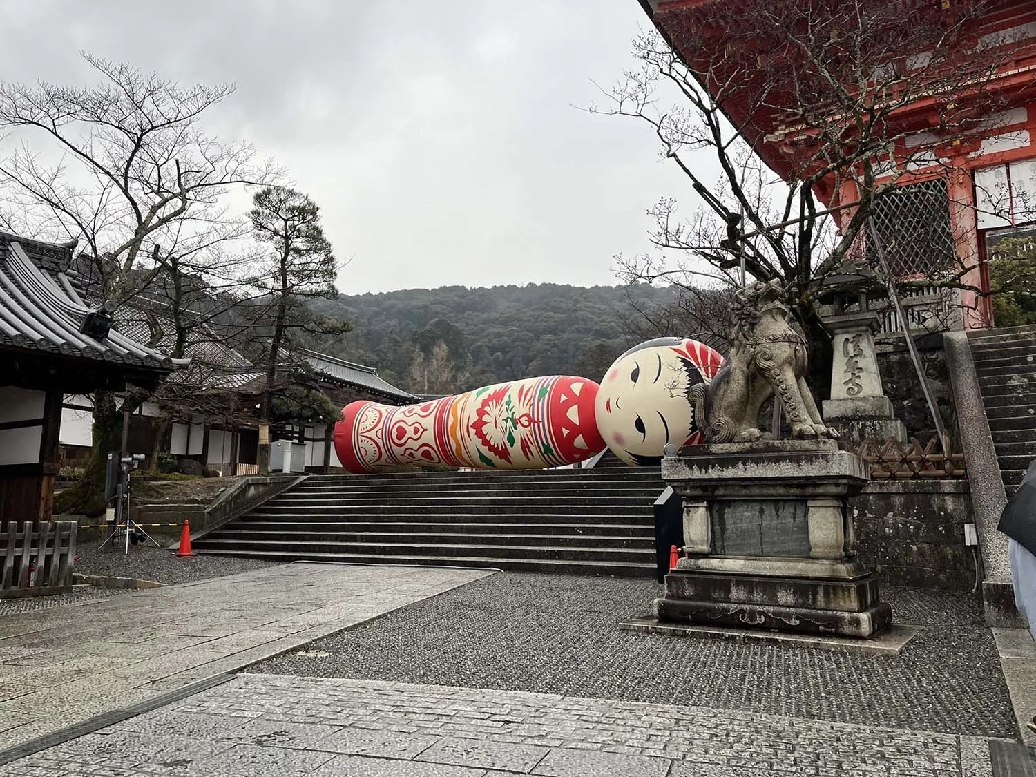 La poupée Kokeshi géante, par Twitter/@naa_lul
