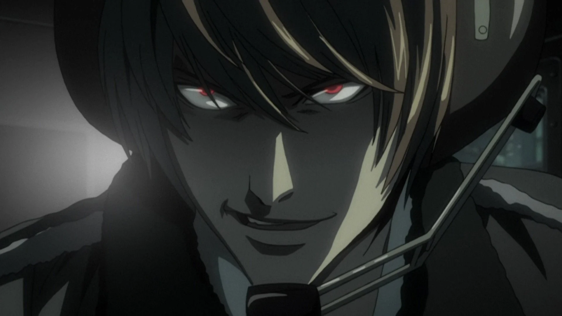 Light Yagami esquisse un sourire inquiétant dans Death Note