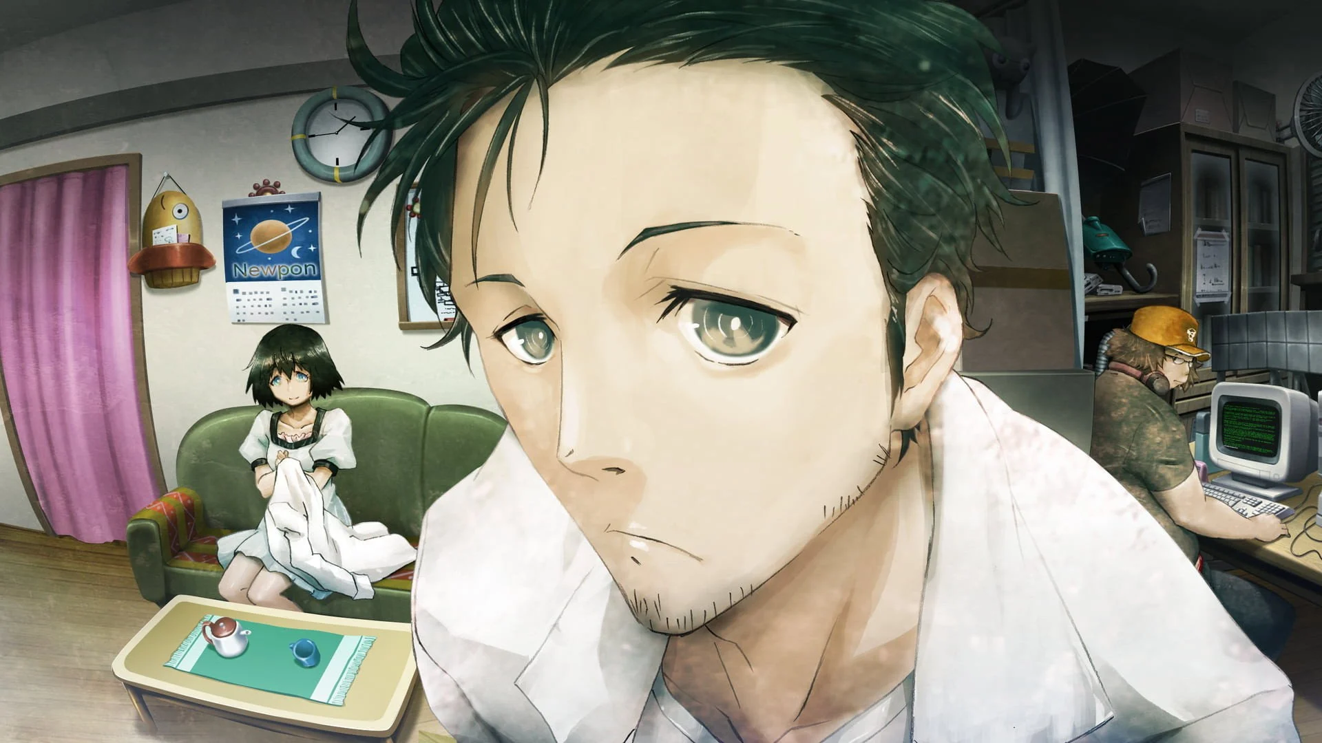 Rintarō Okabe en gros plan dans son laboratoire de Steins;Gate, Mayuri et Daru en arrière-plan