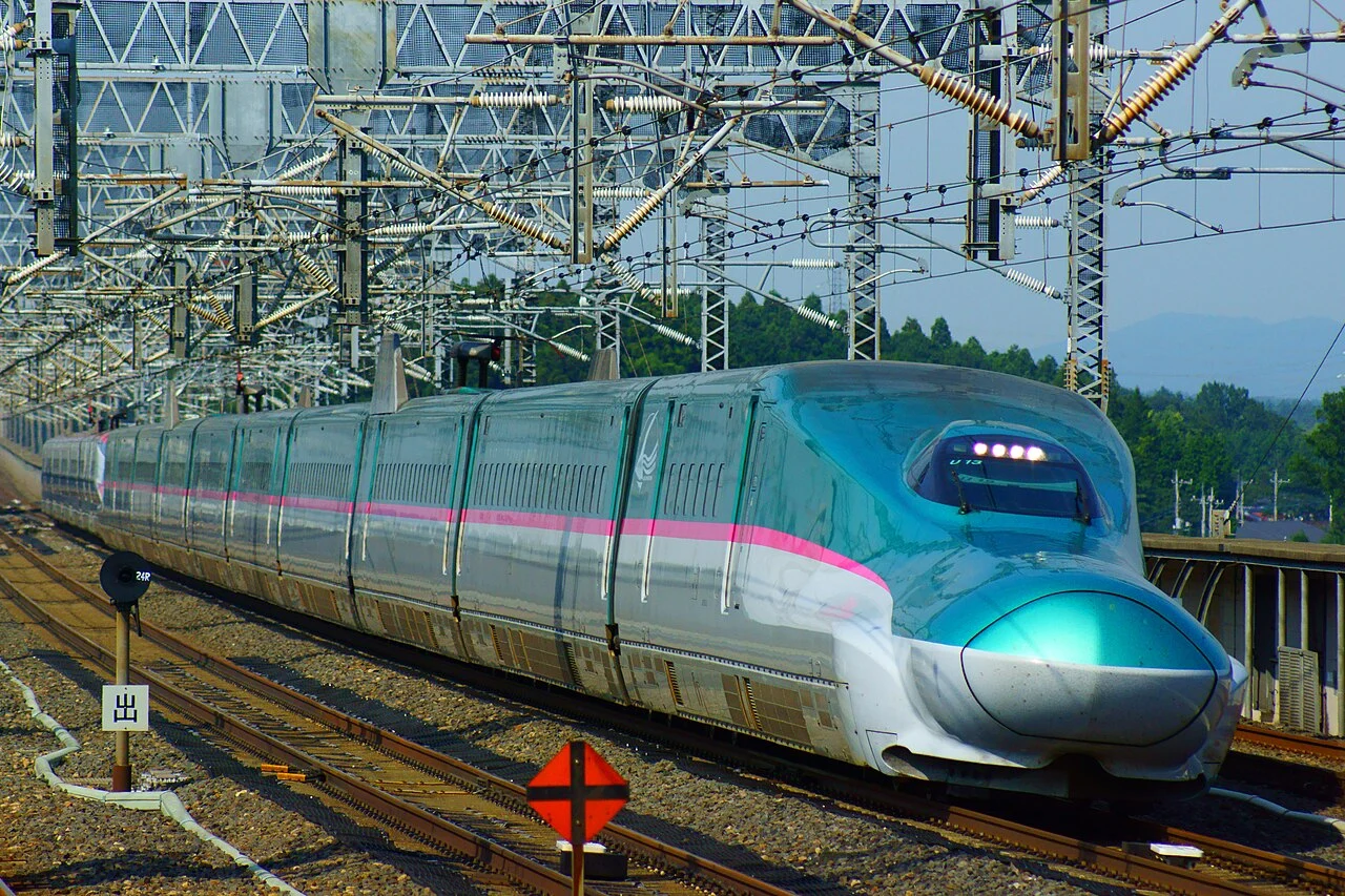 Un Shinkansen Hayabusa vert (série E5) couplé à un Komachi rouge (série E6) en gare de Nasu-Shiobara