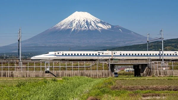 Un Shinkansen série N700S du Tōkaidō Shinkansen passe devant le mont Fuji à Higashi-Tagonoura