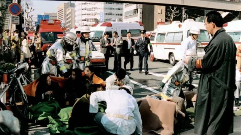 Sortie de la station de métro Tsukiji, à Tokyo, en 1995. © Maxppp / Kyodo