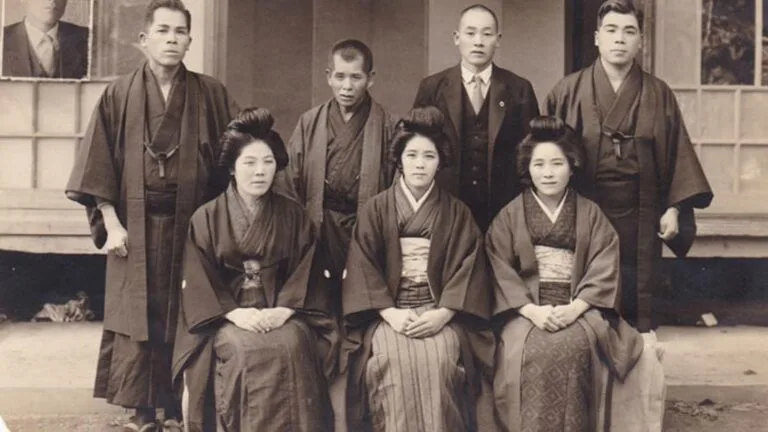 Kane (première rangée, au centre) avec ses frères et sœurs