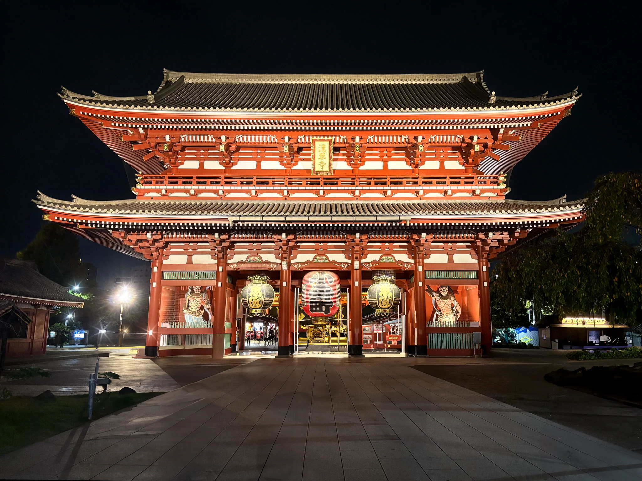 La porte Kaminarimon d'Asakusa et ses lanternes, la nuit