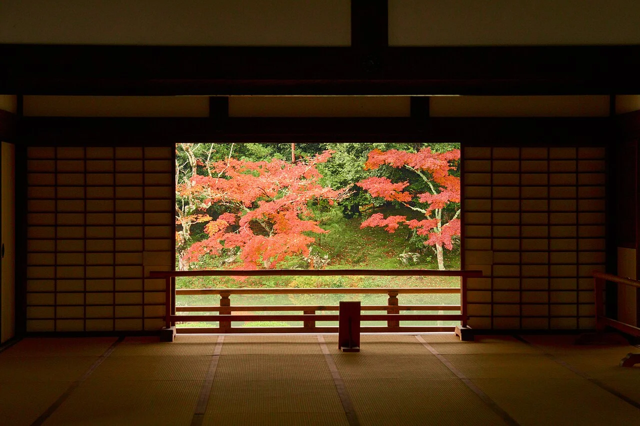 Érables aux couleurs d'automne vus depuis une pièce en tatami à Arashiyama, Kyoto