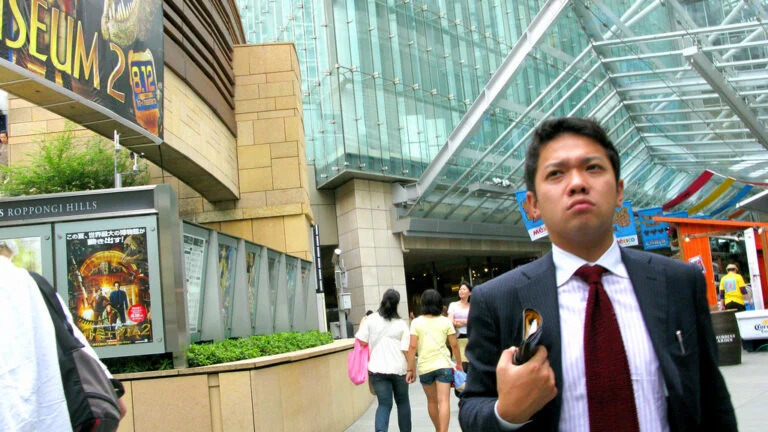 Salaryman en costume à Tokyo