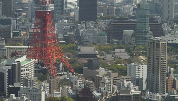 La Tokyo Tower rouge et blanche dominant le temple Zōjō-ji, vue depuis la Mori Tower