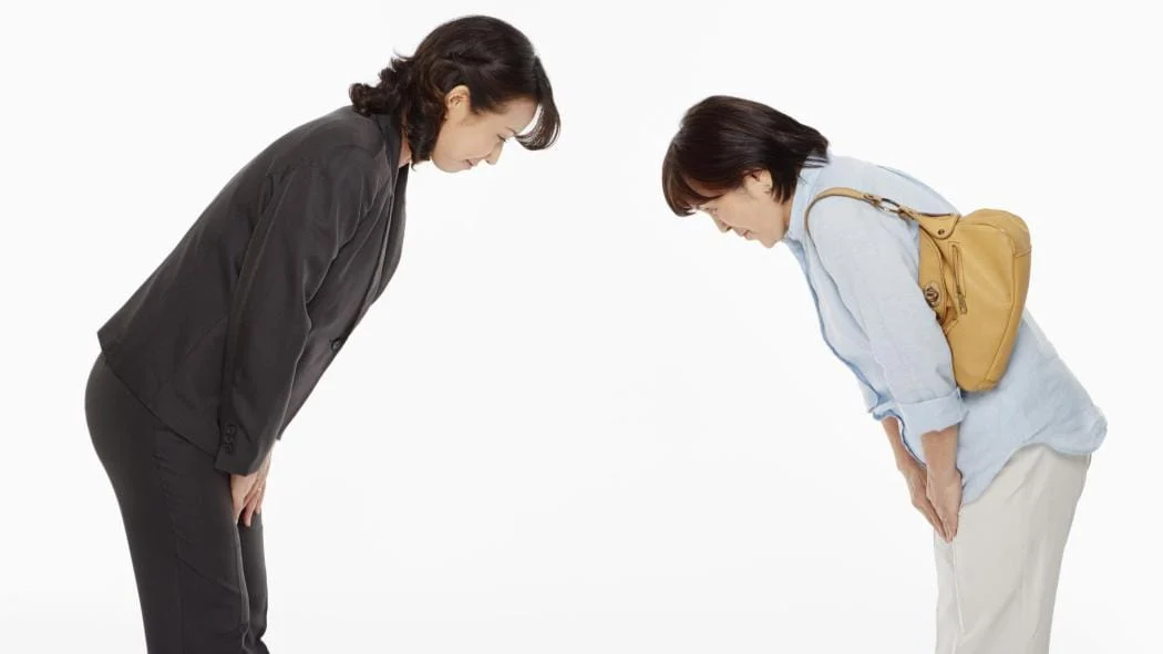 Photo de personnes s'inclinant au Japon