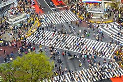 Photo d'une rue animée au Japon