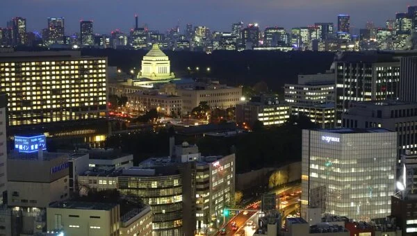 Le bâtiment de la Diète nationale du Japon illuminé la nuit, à Tokyo