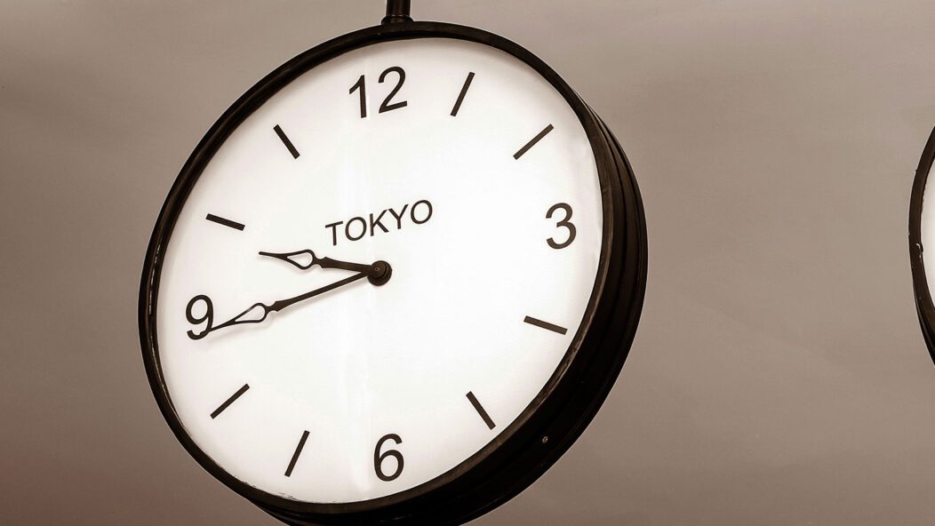 Horloge qui indique l'heure à Tokyo