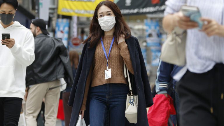 Japonaise-avec-un-masque-dans-Tokyo