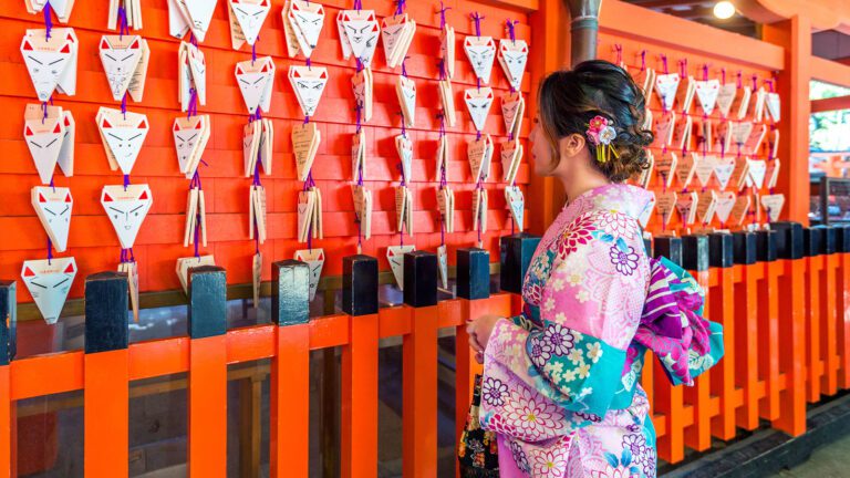 Femme japonaise dans un temple japonais