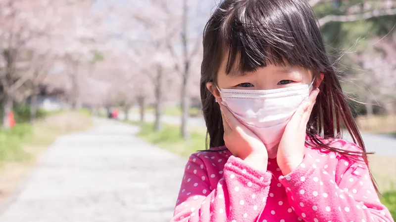 Une fille japonaise avec un masque au Japon