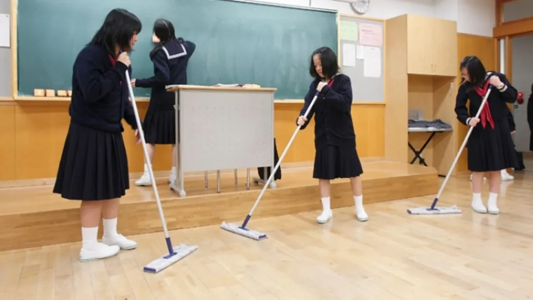 Séance de nettoyage de la classe par des étudiantes au Japon