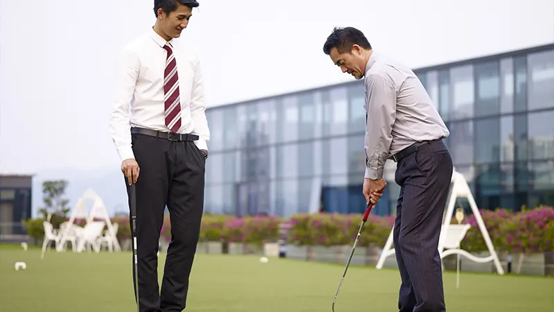 Deux Japonais salarymen qui jouent au golf