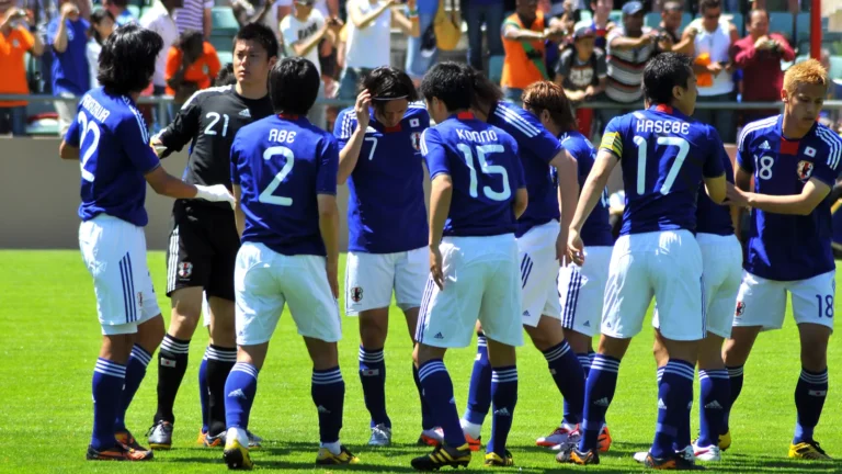 L'équipe de football du Japon, les Samurai Blue, en uniforme pendant un match