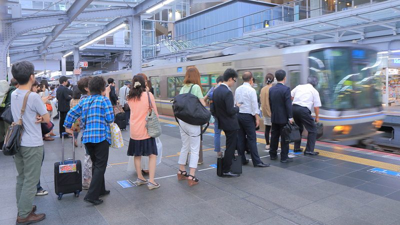 Des gens font une file d'attente pour prendre le bus au Japon