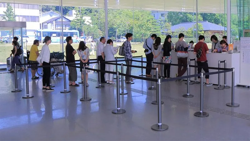 Photo de personnes faisant la queue au Japon