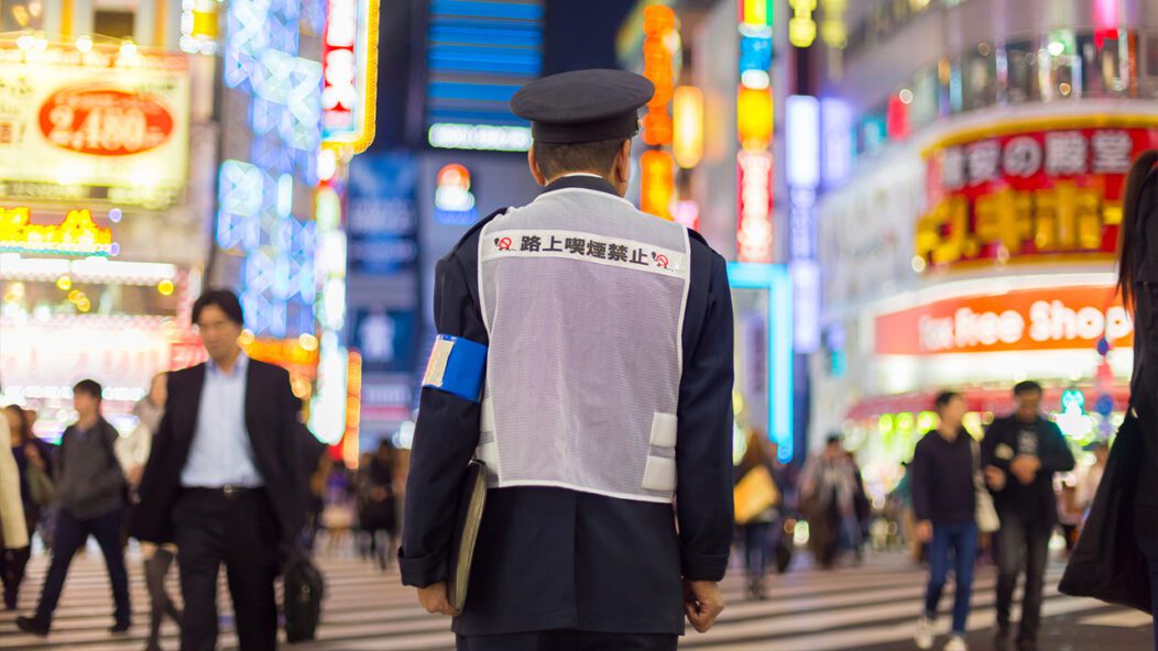 fonctionnaire japonais dans rue tokyo