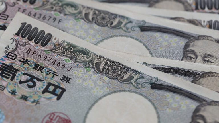 Des billets de banque japonais posés sur une table
