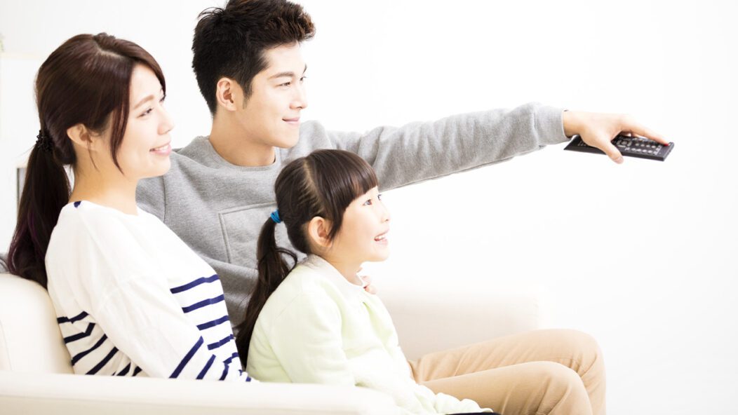 Famille japonaise qui regarde la television