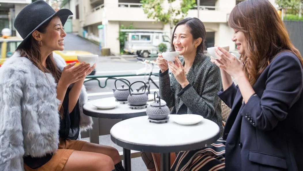 Japonaises qui discutent autour de cafe