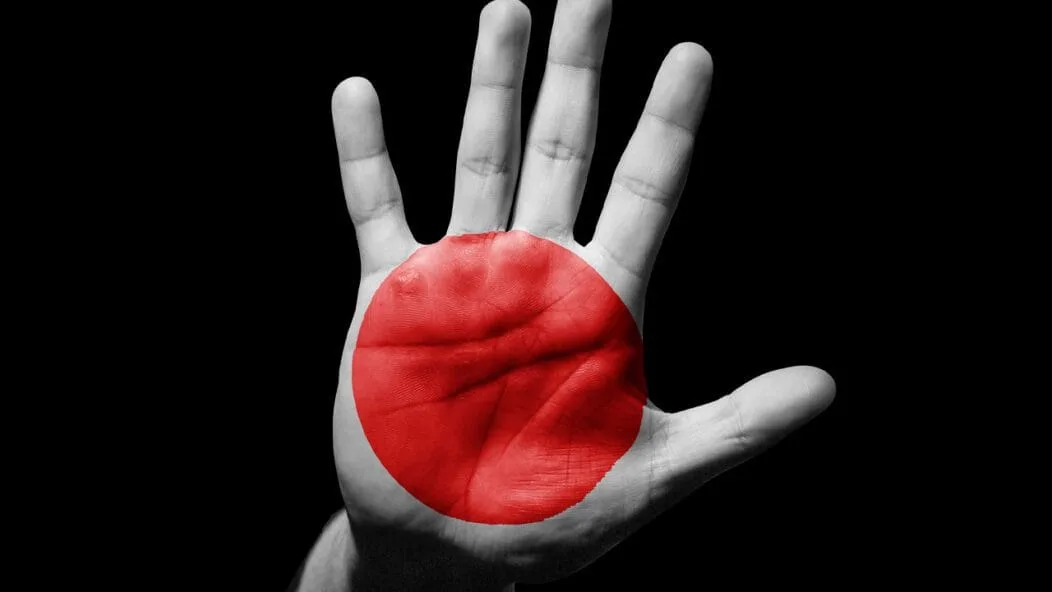 Main d'un homme avec le drapeau du Japon