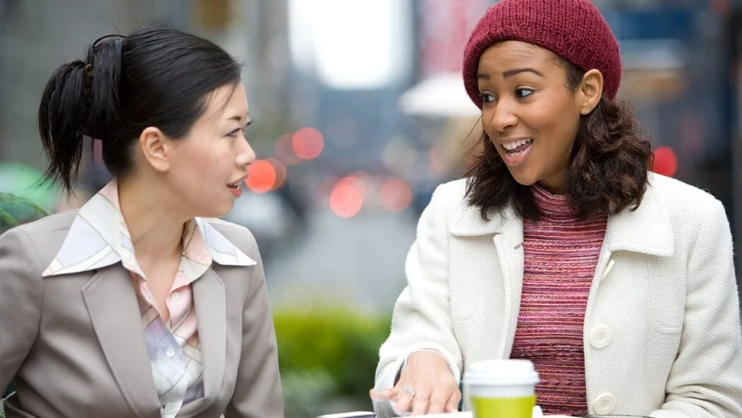 Une femme japonaise parle avec une femme etrangere